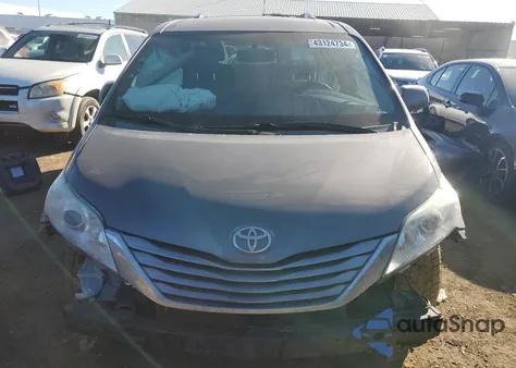 2015 Toyota Sienna Xle z USA, uszkodzony, nr VIN 5TDYK3DC4FS654752